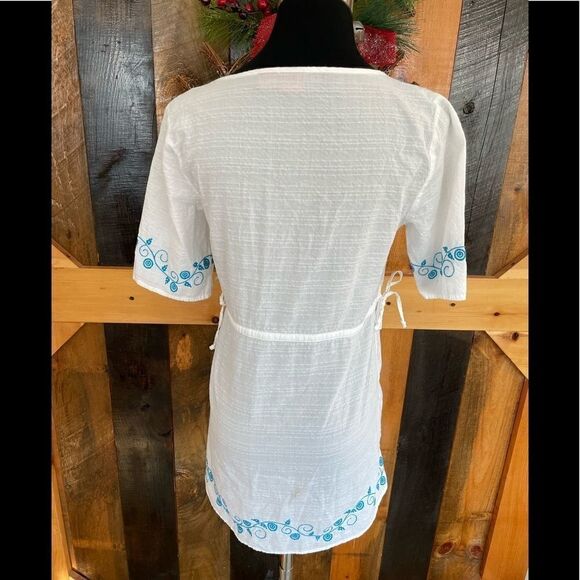 EASTERN Mountain Sports white v neck top with embroidered accents size XS - Picture 5 of 5